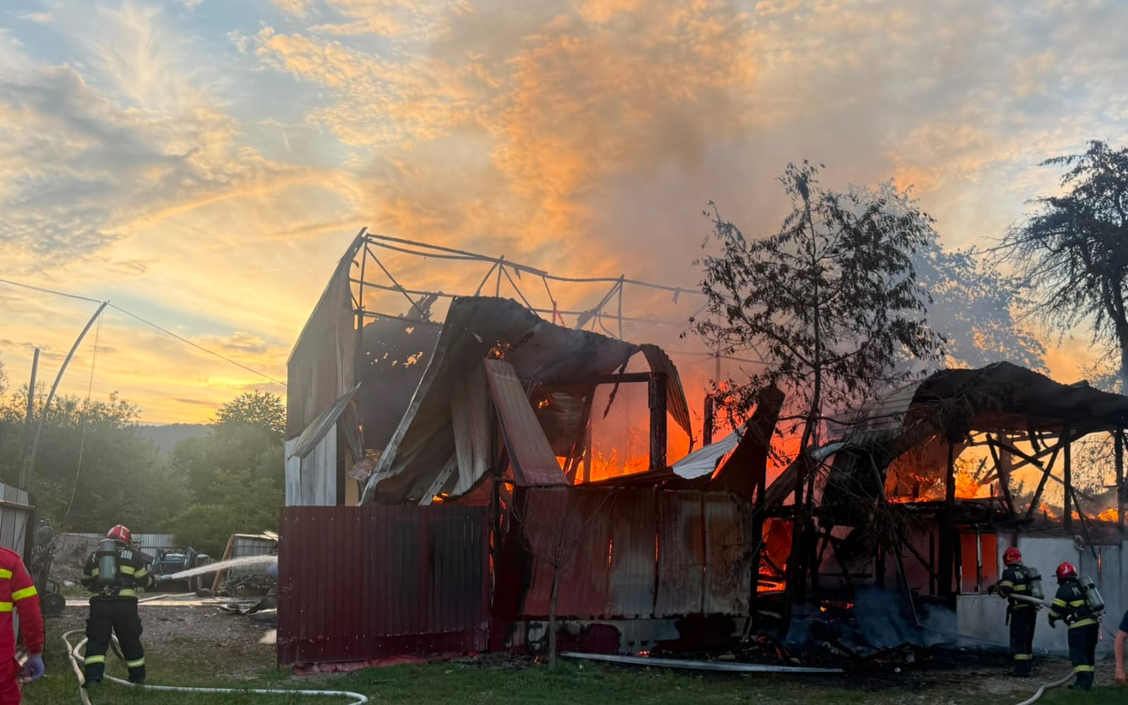 Incendiu puternic la Agapia. Trei ore au luptat pompierii cu focul